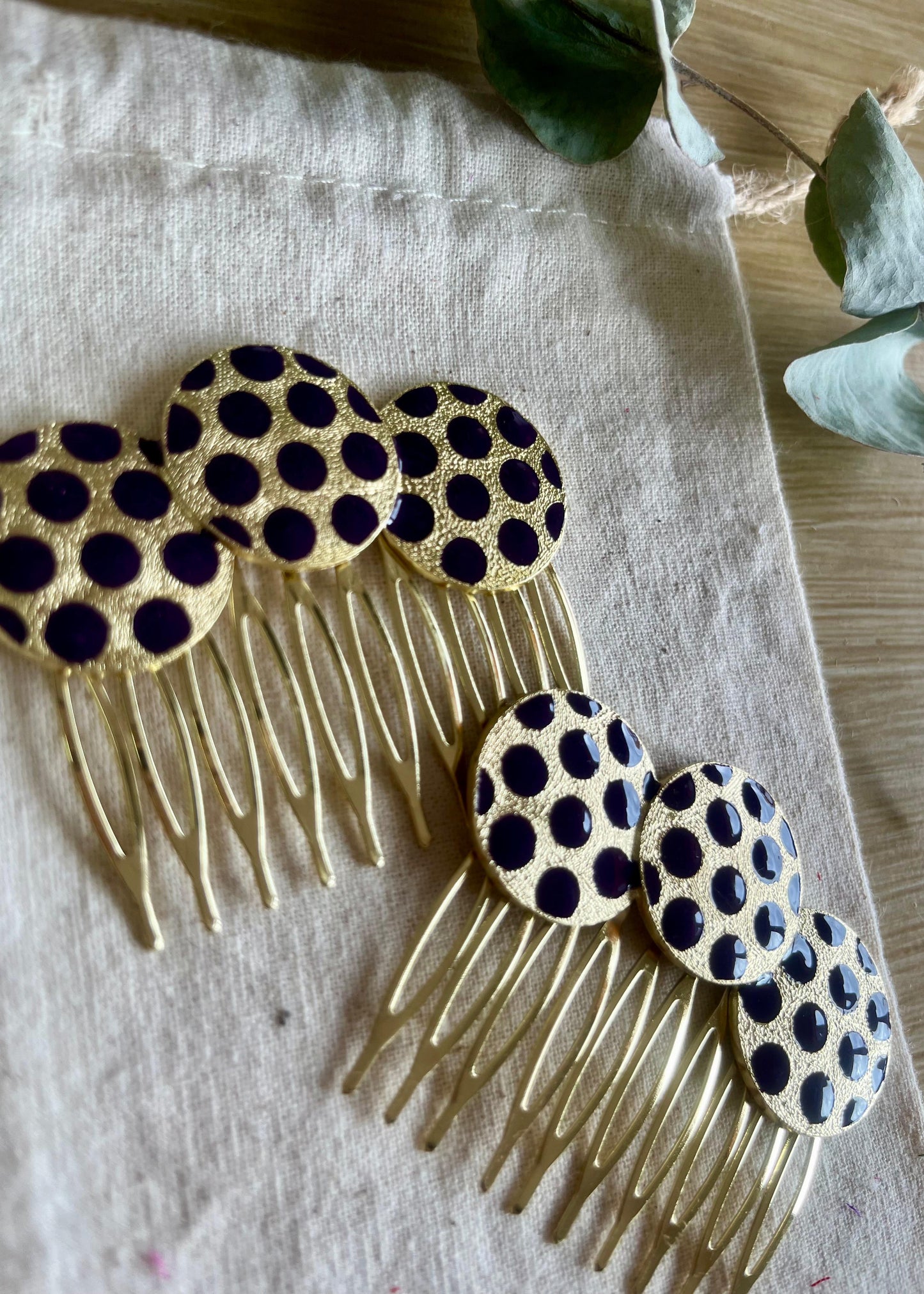 Peinecillos círculos y lunares berenjena