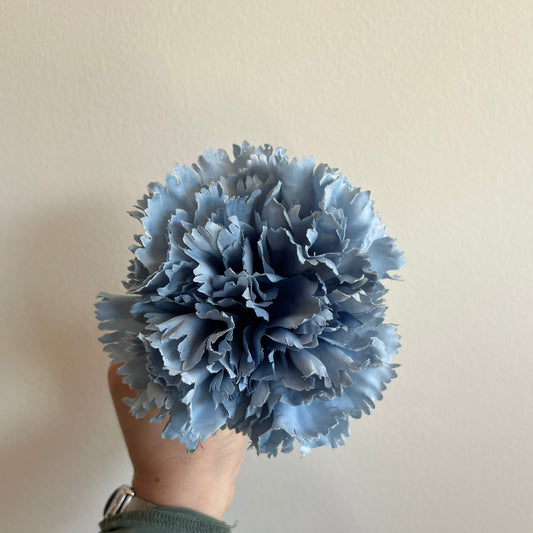 Clavel azul empolvado