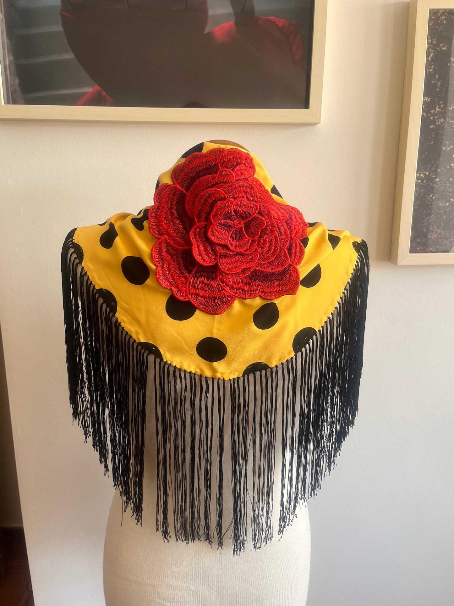 Mantoncillo amarillo-negro