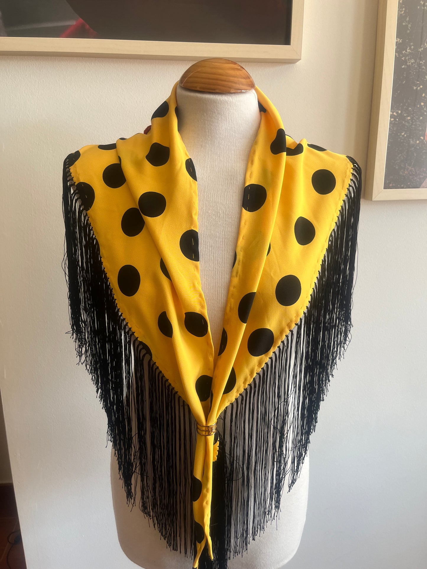 Mantoncillo amarillo-negro